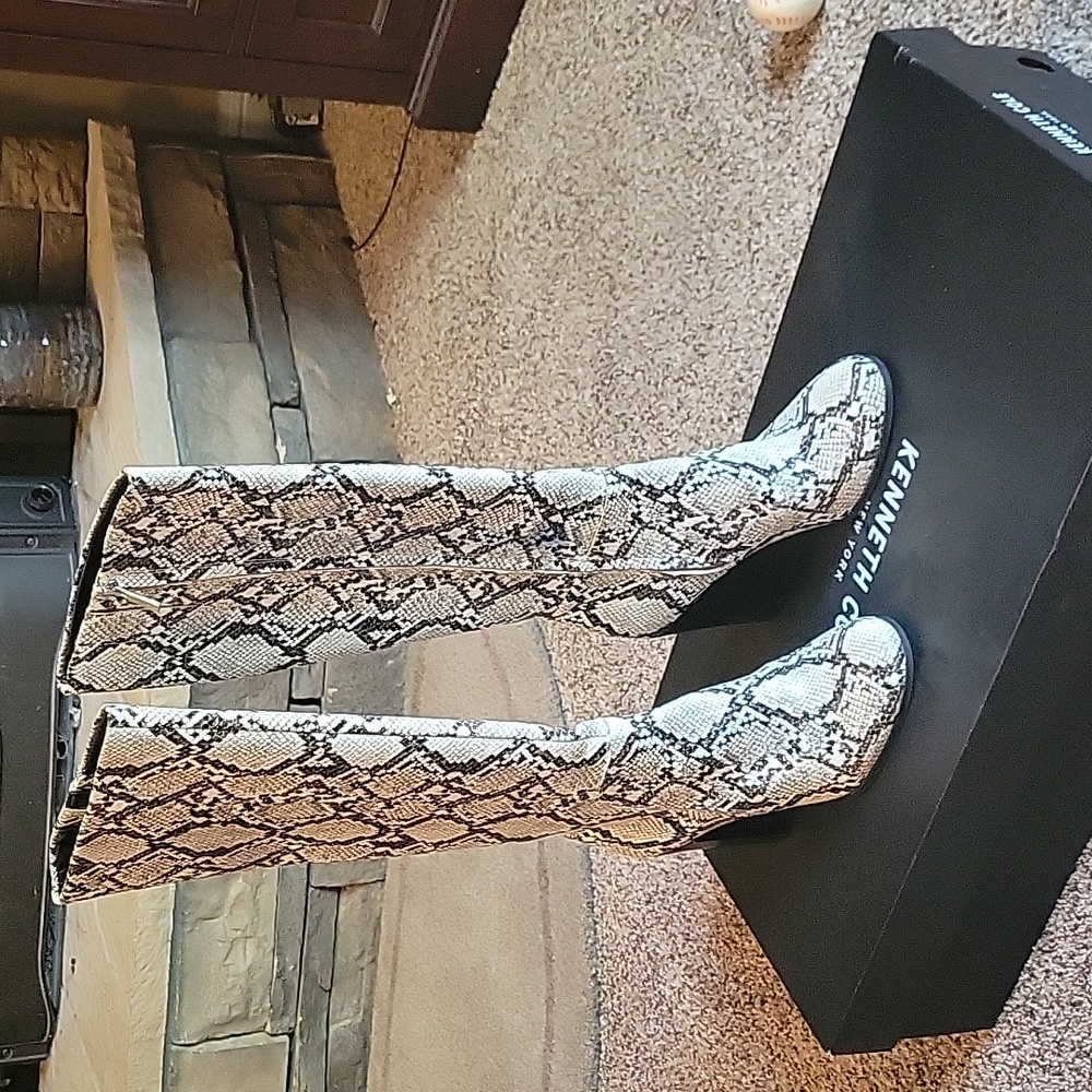 Womans Kenneth Cole boots NEW